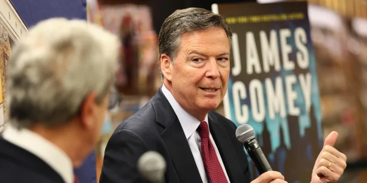 El exdirector del FBI James Comey enfrenta cargos por la publicación "86 47". ¿Pero hasta dónde llegará el caso? El exdirector del FBI James Comey enfrenta cargos por la publicación "86 47". ¿Pero hasta dónde llegará el caso?