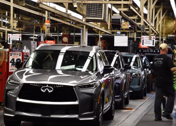 El fabricante de automóviles japonés Nissan reduce pérdidas y espera volver a obtener ganancias