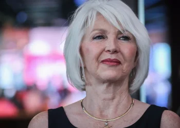 El gobernador de Colorado conmuta la sentencia de prisión de Tina Peters, aliada de Trump, por manipulación de la máquina de votación