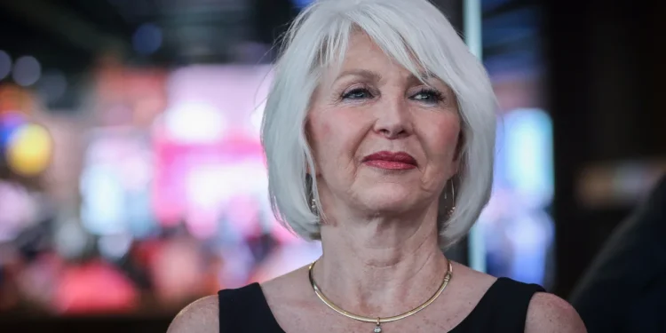 El gobernador de Colorado conmuta la sentencia de prisión de Tina Peters, aliada de Trump, por manipulación de la máquina de votación