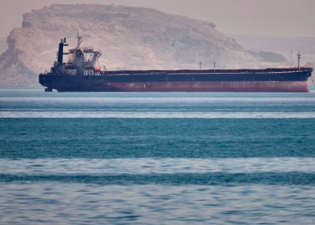 El intento de Estados Unidos de abrir el Estrecho de Ormuz pone a prueba el frágil alto el fuego en la guerra con Irán