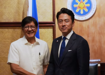 El jefe de defensa de Japón visita Filipinas para profundizar los lazos de seguridad y presenciar ejercicios de combate