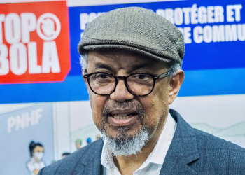 El jefe de la OMS aterriza en el Congo para abordar un raro brote de ébola en medio de desconfianza e inseguridad