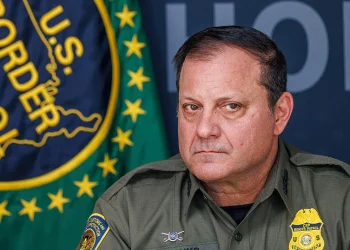 El jefe de la Patrulla Fronteriza de EE.UU., Mike Banks, dimite en la última reestructuración del liderazgo en inmigración