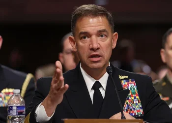 El jefe del CENTCOM dice a los senadores que el control de Irán sobre el Estrecho de Ormuz se ha debilitado, pero las amenazas persisten