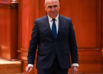 El primer ministro rumano lucha por sobrevivir mientras se debate una moción de censura en el Parlamento