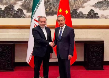 El principal enviado de China le dice a su homólogo iraní que se necesita un "alto el fuego integral"