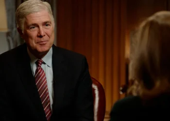 En medio de ataques del presidente Trump, el juez de la Corte Suprema Neil Gorsuch dice "mi lealtad es a la Constitución"