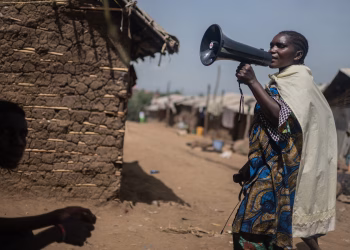 En un campo de desplazados del Congo, se lucha contra el ébola con arena, avena y un termómetro, pero sin agua
