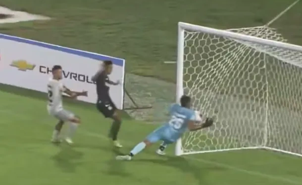 Escándalo en Panamá: un jugador acusó a su propio arquero de arreglar partidos tras un insólito gol en contra