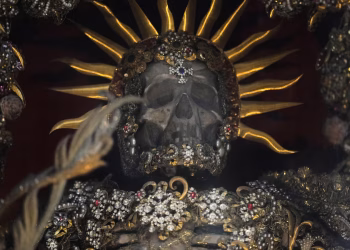 Esqueletos elaboradamente decorados en iglesias católicas de Baviera toman por sorpresa a algunos visitantes