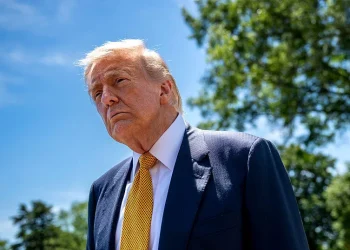Estrés e incertidumbre a medida que la economía ve declive; Muchos expresan su frustración con el enfoque económico de Trump, según una encuesta de CBS News