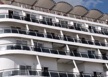 Francia permite a pasajeros asintomáticos salir de un nuevo crucero