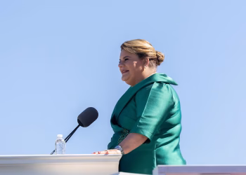Gobernador de Puerto Rico promete aliviar escasez de energía y agua