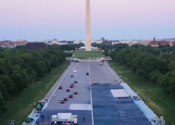 Grupo demanda para bloquear la repavimentación azul de Trump en Reflecting Pool en el Lincoln Memorial