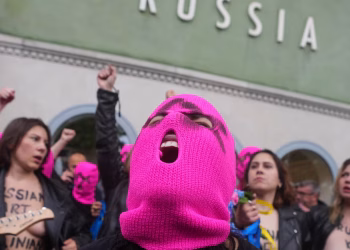 Grupos de protesta bloquean el acceso al pabellón ruso en la Bienal de Venecia