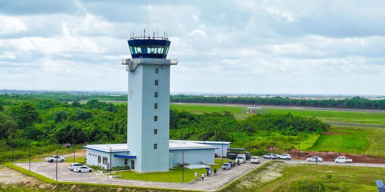 Inauguran torre de control y sistema de balizamiento de pista en la Base Aérea de San Isidro