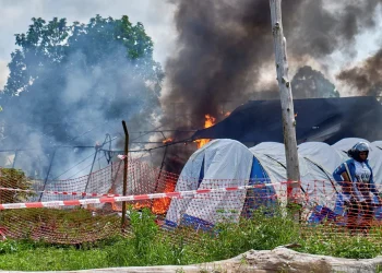 Incendian centro de tratamiento del ébola en el Congo mientras crecen el miedo y la ira por la propagación de la enfermedad