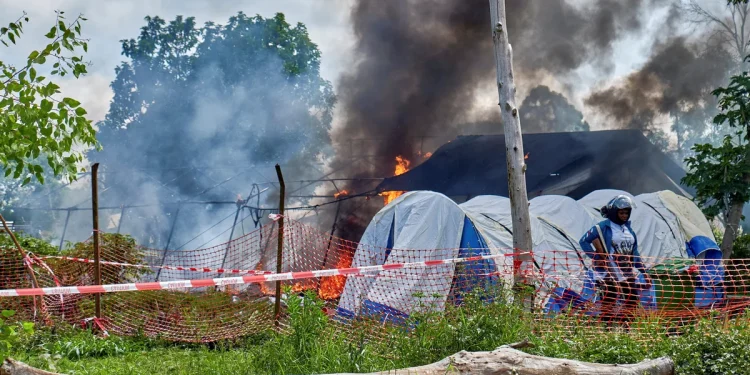 Incendian centro de tratamiento del ébola en el Congo mientras crecen el miedo y la ira por la propagación de la enfermedad
