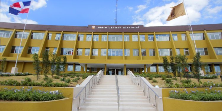 JCE rechaza reducir fondos a partidos JCE rechaza reducir fondos a partidos