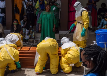 Jóvenes irrumpen en un hospital del Congo que atiende a pacientes de ébola para exigir cuerpos de sus familiares