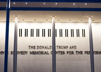 Juez bloquea el cierre del Kennedy Center y dice que la junta no puede agregar el nombre de Trump