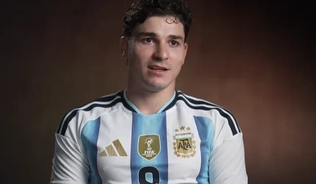 Julián Álvarez se ilusiona con salir bicampeón mundial: '¿Por qué no volver a brindarle esta alegría a nuestra nación?' Julián Álvarez se ilusiona con salir bicampeón mundial: '¿Por qué no volver a brindarle esta alegría a nuestra nación?'