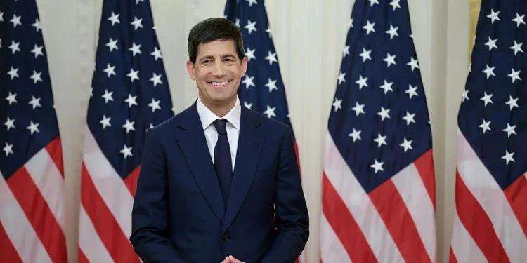 Kevin Warsh juró como nuevo presidente de la Reserva Federal en la Casa Blanca, en sustitución de Powell