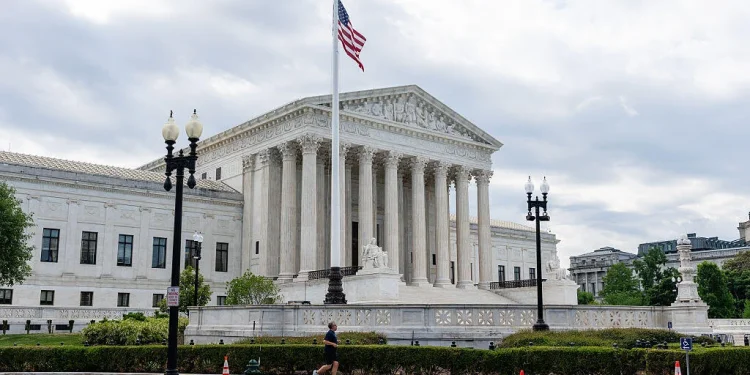 La Corte Suprema rechaza el intento de Florida de demandar a California y Washington por camioneros inmigrantes