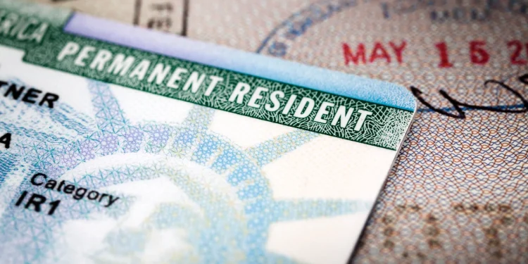 La administración Trump exigirá que la mayoría de los inmigrantes que soliciten tarjetas de residencia abandonen primero los EE. UU.