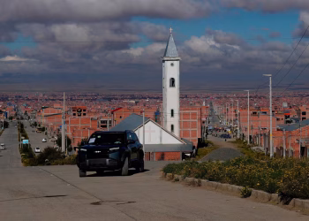 La escasez de combustible en Bolivia y la 'gasolina chatarra' impulsan un aumento de los coches eléctricos