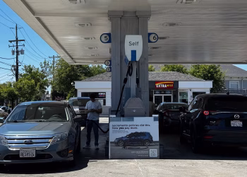 La oficina de Newsom advierte a los californianos que eviten Chevron este fin de semana festivo, citando los altos precios de la gasolina