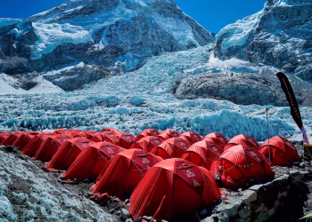 La temporada del Monte Everest comienza tarde, y los escaladores no se dejan intimidar por un enorme bloque de hielo