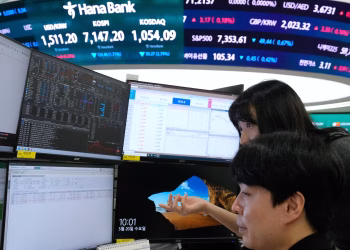 Las bolsas asiáticas siguen las ganancias de Wall Street y los precios del petróleo suben por la incertidumbre sobre la guerra de Irán