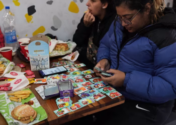 Las plazas argentinas vibran con la fiebre del intercambio de pegatinas del Mundial