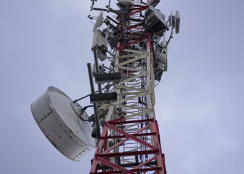 Las torres de telefonía móvil de África recurren a la energía solar a medida que aumentan los costes del diésel