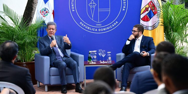 Leonel Fernández destaca pensamiento crítico y lectura como bases del liderazgo en conversatorio con estudiantes de la PUCMM