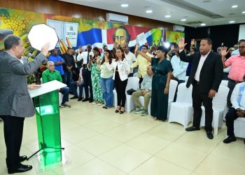 Leonel juramenta en FP dirigentes magisteriales y afirma que...