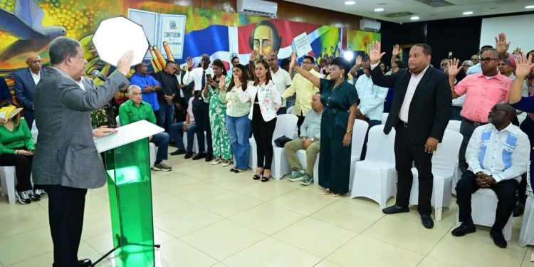 Leonel juramenta en FP dirigentes magisteriales y afirma que... Leonel juramenta en FP dirigentes magisteriales y afirma que...