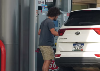 Lo que podría significar una suspensión del impuesto a la gasolina en EE. UU. para los conductores y los precios que ven en el surtidor