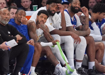 Los 76ers tienen un cambio breve y luego una noche larga con una derrota aplastante en el Juego 1