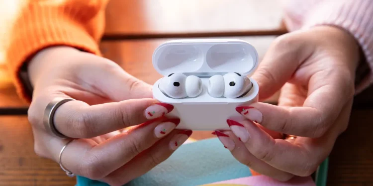 Los AirPods de Apple con cámaras para IA aparentemente están cerca de la producción