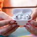 Los AirPods de Apple con cámaras para IA aparentemente están cerca de la producción Los AirPods de Apple con cámaras para IA aparentemente están cerca de la producción