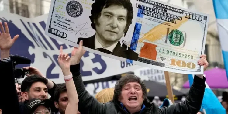 Los argentinos compraron más de USD 36.000 millones a un año del levantamiento del cepo cambiario Los argentinos compraron más de USD 36.000 millones a un año del levantamiento del cepo cambiario