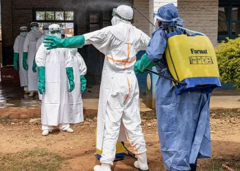 Los brotes de ébola y hantavirus plantean dudas sobre los recortes de Trump en la agencia de salud