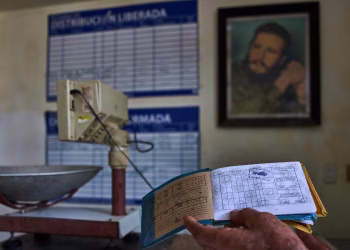 Los cubanos luchan por sobrevivir con las pequeñas libretas de racionamiento del gobierno mientras los productos disminuyen