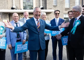 Los resultados de las elecciones en el Reino Unido marcan un "cambio histórico en la política británica", dice Farage, aliado de Trump, mientras los grandes partidos tambalean