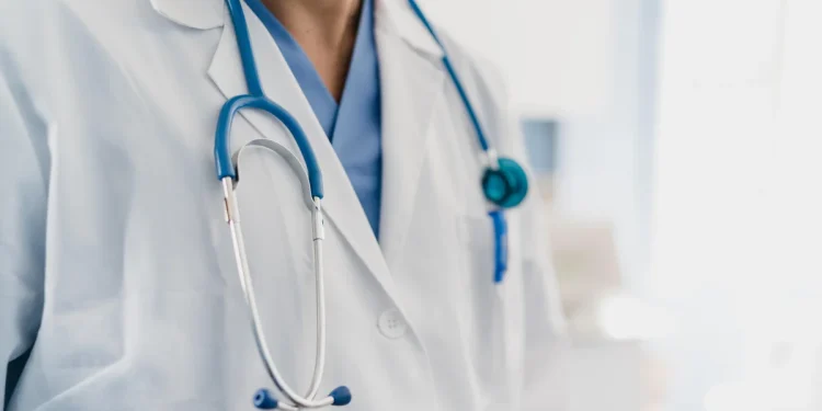 Los retrasos en el programa de visas amenazan la colocación de cientos de médicos en áreas desatendidas