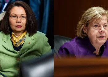 Los senadores Duckworth y Baldwin piden a la FAA que estudie el impacto de la reducción del personal de azafatas