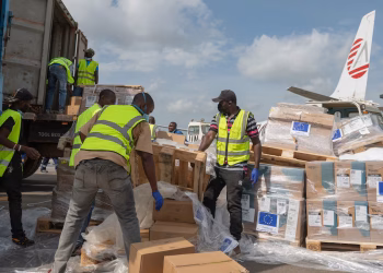 Los suministros de ayuda llegan al centro del brote de ébola en el Congo mientras el jefe de la OMS viaja a Kinshasa
